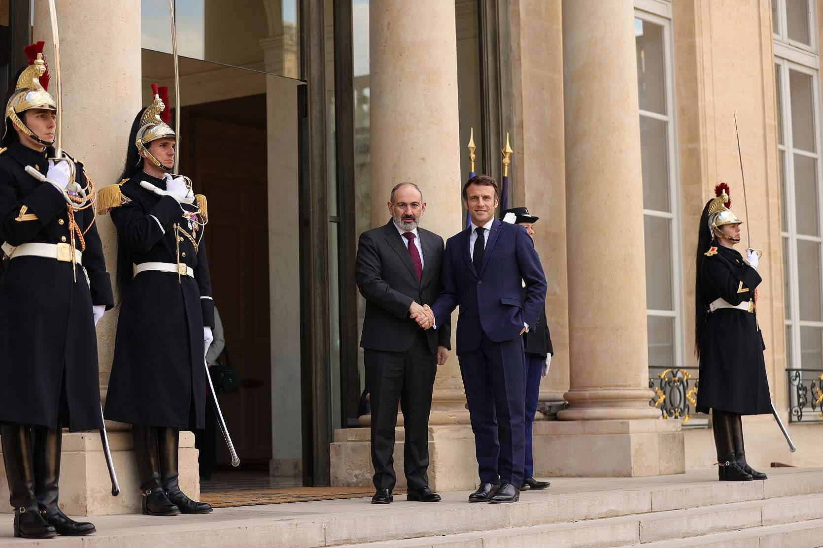 Франция готова к войне. Пашинян и Макрон. Совет министров Франции. Макрон в Елисейском Дворце.