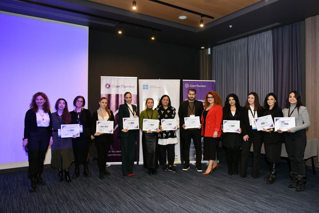 успешные молодые люди. студенты hr. фотосессия маркетолога. офисный работник. студенты hr.